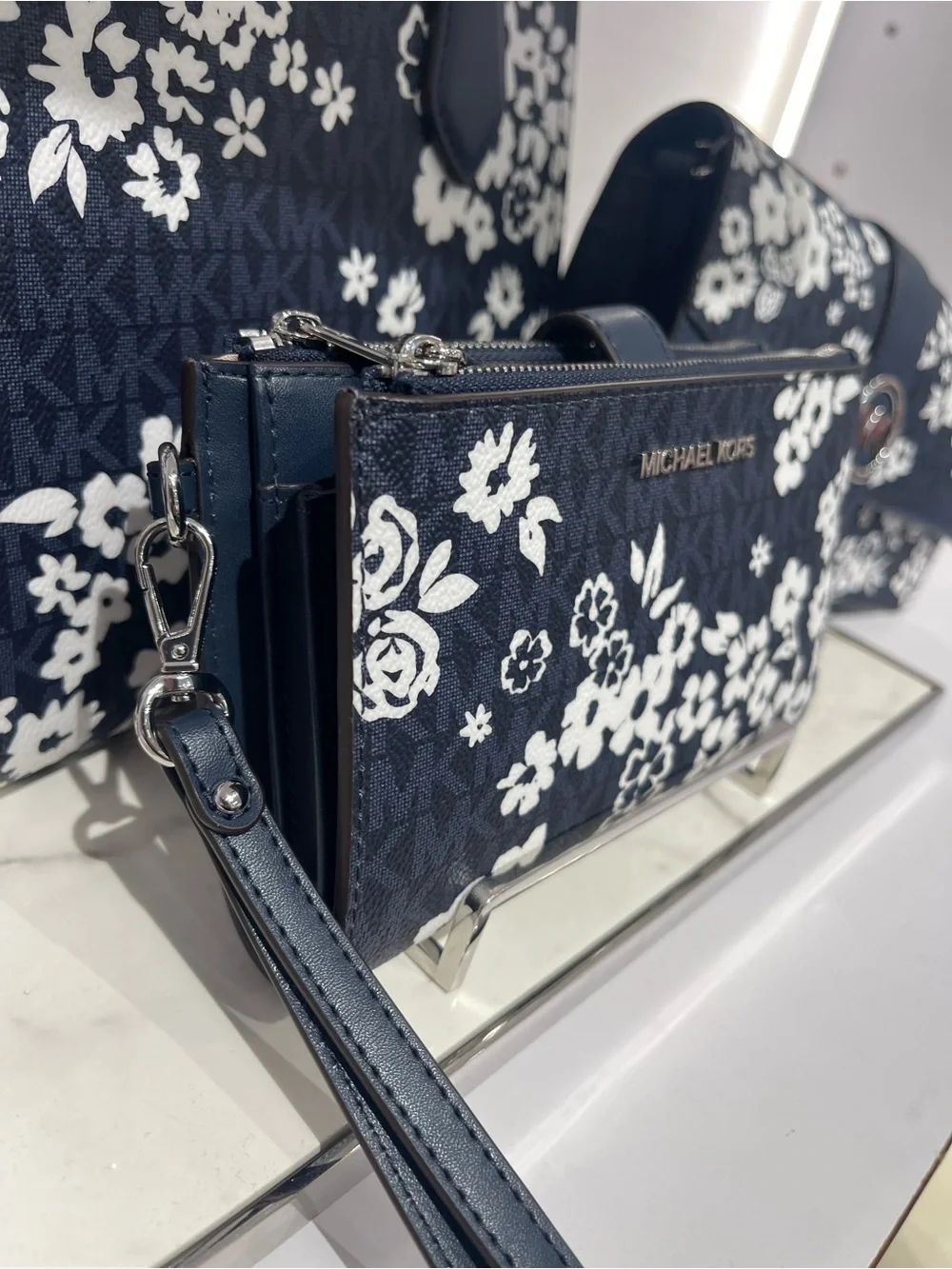 MICHAEL KORS Jet Set Travel Lg Double Zip Printed Signature Logo Wristlet Wallet